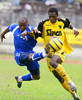 突破を図るASEC・アビジャンの%%Idrissu Abdul Nafiu%%（右）。(c)AFP/KAMBOU SIA