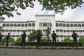 バングラデシュの首都ダッカの最高裁判所前で警備に当たる兵士（2024年7月21日撮影）。(c)Munir UZ ZAMAN / AFP