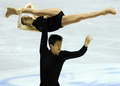 世界フィギュアスケート国別対抗戦2012（World Team Trophy Figure Skating Championship 2012）が20日、東京で2日目が行われ、ペア・ショートプログラム（SP）で高橋成美（Narumi Takahashi）/マービン・トラン（Mervin Tran）組は64.92点を記録し、首位に立った。

演技に臨む高橋成美/マービン・トラン組（2012年4月20日撮影）。(c)AFP/TOSHIFUMI KITAMURA