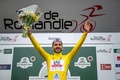 自転車ロードレース、ツール・ド・ロマンディ、最終第5ステージ（ブフランラビルからジュネーブ、170.8キロメートル）。総合優勝を飾り、表彰式で喜ぶUTEのアダム・イェーツ（2023年4月30日撮影）。(c)Fabrice COFFRINI / AFP