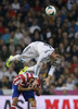 13-14スペイン1部リーグは28日、第7節の試合が行われ、レアル・マドリード（Real Madrid）は0-1でアトレティコ・マドリード（Atletico de Madrid）に敗れた。

アトレティコ・マドリードのジエゴ・コスタ（Diego da Silva Costa、下）とボールを競るレアル・マドリードのセルヒオ・ラモス（Sergio Ramos、2013年9月28日撮影）。(c)AFP/DANI POZO