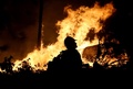 米カリフォルニア（California）州の森林で燃え続ける山火事「キングファイア（King Fire）」の消火活動に当たる消防隊員（2014年9月17日撮影）。(c)AFP/Getty Images/Justin Sullivan