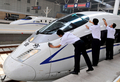 中国の天津（Tianjin）にある高速鉄道の駅で新幹線を清掃するスタッフ（2008年7月22日撮影）。(c)AFP/TEH Eng Koon