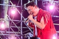 韓国ソウルの高麗大学校で行われたライブコンサートでパフォーマンスを披露するPSY（2022年5月27日撮影）。(c)ANTHONY WALLACE / AFP