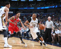14-15NBA、ニューオーリンズ・ペリカンズ対シカゴ・ブルズ。ドライブを仕掛けるニューオーリンズ・ペリカンズのエリック・ゴードン（右、2015年2月7日撮影）。(c)AFP/Getty Images/NBAE/Layne Murdoch Jr.