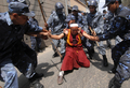 ネパールの首都カトマンズ（Kathmandu）の中国大使館前で反中デモを行い、警察に身柄を拘束されるチベット人の活動家（2008年3月30日撮影）。(c)AFP/Prakash MATHEMA