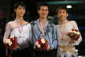 13-14フィギュアスケートグランプリGPシリーズ第2戦、スケート・カナダ（2013 Skate Canada International）男子シングル・フリースケーティング（FS）。表彰式でポーズをとる羽生結弦（Yuzuru Hanyu）、パトリック・チャン（Patrick Chan）、織田信成（Nobunari Oda、2013年10月26日撮影）。(c)AFP/Getty Images/Dave Sandford