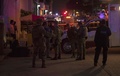 メキシコ東部ベラクルス州コアツァコアルコスで、武装集団の襲撃を受けたバーの外に集まる兵士ら（2019年8月28日撮影）。(c)ANGEL HERNANDEZ / AFP