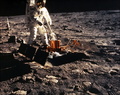 アポロ11号（Apollo XI）の月着陸船から撮影した、月面上で活動する宇宙飛行士のエドウィン・オルドリン（Edwin Aldrin）氏（1969年7月21日撮影）。(c)AFP