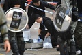 香港で民主派デモの参加者が警官に撃たれた現場で証拠を集める警官（2019年11月11日撮影）。(c)Anthony WALLACE / AFP