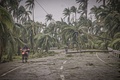 台風1号の通過で被害を受けたフィリピン中部東サマール州オラスの様子（2020年5月15日撮影）。(c)Alren BERONIO / AFP