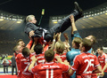 サッカードイツカップ2012-13（German Cup 2012-13）は1日、決勝が行われ、バイエルン・ミュンヘン（Bayern Munich）が3-2でVfBシュツットガルト（VfB Stuttgart）を下し、ドイツ勢としては初のトレブル（三冠）を達成した。

ユップ・ハインケス（Jupp Heynckes）監督（上）を胴上げするバイエルン・ミュンヘンの選手（2013年6月1日撮影）。(c)AFP/CHRISTOF STACHE