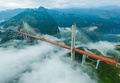 中国南西部・貴州省畢節付近で、建設が進められる北盤江大橋（2016年9月10日撮影）。(c)AFP