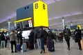 英ヒースロー空港の出発ロビー（2020年12月21日撮影）。(c)Niklas HALLE&apos;N / AFP