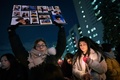 カナダ・トロントのメルラストマン広場で、イランで墜落したウクライナ国際航空PS752便の犠牲者を追悼する人々（2020年1月9日撮影）。(c)Geoff Robins / AFP