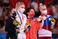 東京五輪、体操女子種目別ゆかの表彰式に臨む（左から）銀メダルのバネッサ・フェラーリ、金メダルのジェイド・キャリー、銅メダルの村上茉愛とアンジェリーナ・メルニコワ（2021年8月2日撮影）。(c)Loic VENANCE/ AFP