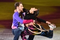 平昌冬季五輪、フィギュアスケートのエキシビションに臨むミン・ユラ/アレクサンダー・ガメリン組（2018年2月25日撮影）。(c)AFP/Mladen ANTONOV