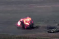 アルメニア人の分離独立派とアゼルバイジャン軍との戦闘で破壊されたアゼルバイジャン軍の戦車とされる映像の抜粋。アルメニア国防省の公式ウェブサイトより（2020年9月27日撮影）。(c)AFP PHOTO / Armenian Defence Ministry