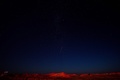 宇宙航空研究開発機構（JAXA）の小惑星探査機「はやぶさ2」から分離され、火球となって地表に落下するカプセル。豪クーバーピディから撮影（2020年12月6日撮影）。(c)Morgan Sette / AFP