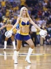 13-14NBAプレーオフ・イースタンカンファレンス準決勝（7回戦制）、インディアナ・ペイサーズ（Indiana Pacers）対ワシントン・ウィザーズ（Washington Wizards）第2戦。パフォーマンスを披露するインディアナ・ペイサーズのチアリーダー（2014年5月7日撮影）。(c)AFP/Getty Images/Andy Lyons