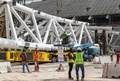 2022年サッカーW杯カタール大会のスタジアム建設現場で働く労働者（2018年2月6日撮影）。(c)AFP/KARIM JAAFAR
