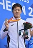 第17回アジア競技大会（17th Asian Games、Asiad）競泳男子50メートル平泳ぎ決勝。メダルを手にポーズをとる小関也朱篤（Yasuhiro Koseki、2014年9月26日撮影）。(c)AFP/PHILIPPE LOPEZ