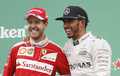 16F1第7戦カナダGP決勝。優勝を喜ぶメルセデスAMGのルイス・ハミルトン（右）と、2位に入ったフェラーリのセバスチャン・ベッテル（2016年6月12日撮影）。(c)AFP/Chris Roussakis