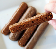 スイスのチョコレートメーカー、バリーカレボー（Barry Callebaut）が開発した耐熱チョコ「Volcano（火山）」（2009年7月17日撮影）。(c)AFP/DOMINIQUE FAGET