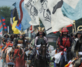 福島県の伝統祭り「相馬野馬追」は29日に2日目を迎え、東日本大震災の影響で前年は見送られていた主行事の甲冑（かっちゅう）競馬と神旗争奪戦が南相馬市で行われた。1000年にわたり続く祭りにはこの日、数万人が訪れ、約400騎が繰り広げる勇壮な伝統行事を楽しんだ。

写真は行進する騎馬武者たち（2012年7月29日撮影）。(c)AFP/Toru YAMANAKA