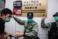 香港の警察署前で、抗議活動を繰り広げる民主派の活動家（左、2020年5月24日撮影）。(c)AFP/ISAAC LAWRENCE