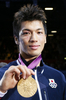 ロンドン五輪、ボクシング男子ミドル級決勝。金メダルを手にポーズをとる村田諒太（Ryota Murata、2012年8月11日撮影）。(c)AFP/Jack GUEZ