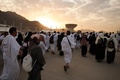 サウジアラビアの聖地メッカ近郊のミナで「投石の儀式」に向かう巡礼者（2024年6月16日撮影）。(c)FADEL SENNA / AFP