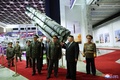 「武装装備展示会」の会場でロシアのセルゲイ・ショイグ国防相（右から3人目）を案内する金正恩朝鮮労働党総書記（右から2人目）。朝鮮中央通信提供（2023年7月26日撮影、27日提供）。(c)AFP PHOTO/KCNA VIA KNS