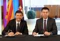 FCバルセロナ（FC Barcelona）の本拠地カンプ・ノウ・スタジアム（Camp Nou stadium）で、ジョゼップ・マリア・バルトメウ（Josep Maria Bartomeu）会長（右）の横で契約書に署名するルイス・エンリケ（Luis Enrique）監督（2014年5月21日撮影）。(c)AFP/MIGUEL RUIZ