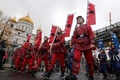 ロシアの首都モスクワで開催された世界青年学生祭典のオープニングパレード。ロシア国営タス通信の提供写真（2017年10月14日撮影、公開）。(c)AFP/TASS/WORLD FESTIVALS OF YOUTH AND STUDENT