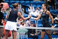 女子テニス、東レ・パンパシフィック・オープン、シングルス2回戦。試合後に握手を交わすペトラ・マルティッチ（右）とカロリーナ・プリスコバ（2022年9月22日撮影）。(c)Yuichi YAMAZAKI / AFP