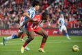 22-23スペイン1部リーグ第16節、アルメリア対レアル・ソシエダ。相手選手とボールを競るレアル・ソシエダの久保建英（左、2023年1月8日撮影）。(c)JORGE GUERRERO / AFP