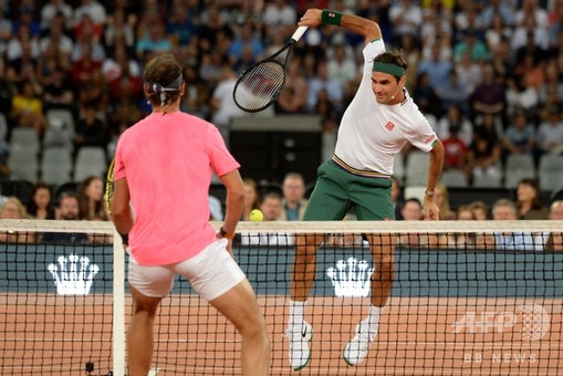 フェデラー対ナダル戦、テニス史上最多5万人超え動員 南ア 写真25枚