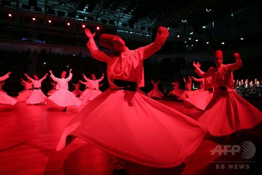 イスラム神秘主義教団が旋回舞踊披露、命日の式典で トルコ 写真17枚