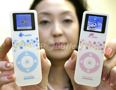 SEGA TOYS 手のひら水族館アクアリウム イルカ 電子玩具 たまごっち セガトイズ、水族館ゲームを発売 写真2枚 国際ニュース：AFPBB News