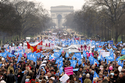 同性婚合法化に反対、仏パリで数十万人デモ