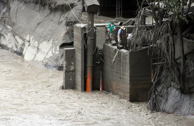 ネバドデルウイラ火山の噴火、10人死亡と内相