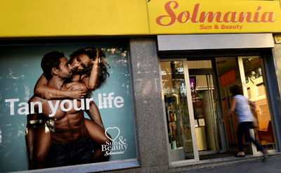 がんになっても、窃盗してでも… 日焼けサロンに依存する人々