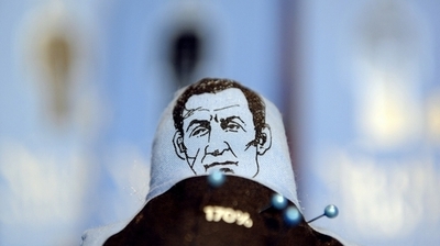 サルコジ大統領の「呪いの人形セット」、仏アマゾンの売れ筋トップに