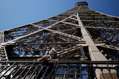 仏エッフェル塔が営業再開 入場は階段からのみ