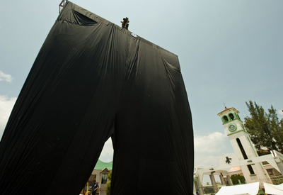 世界記録なるか！長さ60.1メートルの巨大ズボン メキシコ