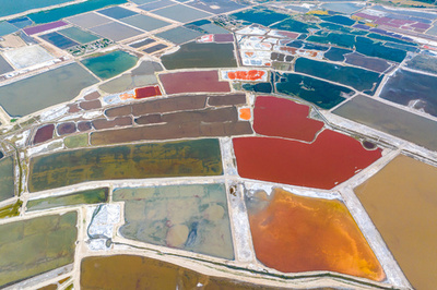 カラーパレットのような中国の「死海」 豪商を生み出した塩湖の今