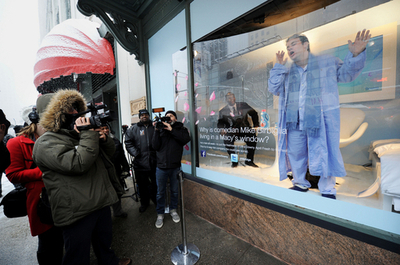 コメディアンが1週間のショーウィンドー生活、柔軟剤のPR 米国