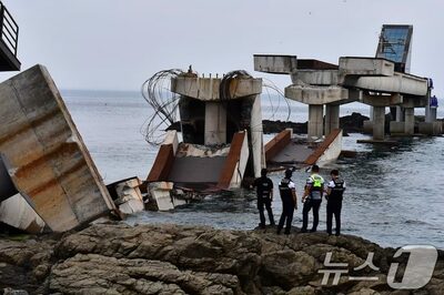 韓国・安全評価「普通」後に補修した海上歩道橋が崩落…通行規制は事故地点の先