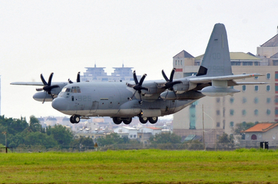 台風被害の台湾へ米軍輸送機到着、米台断交後初